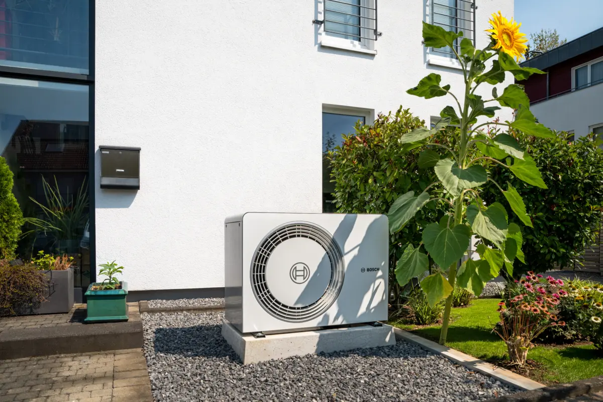 Waermepumpen-Aussengeraet vor einem Einfamilienhaus